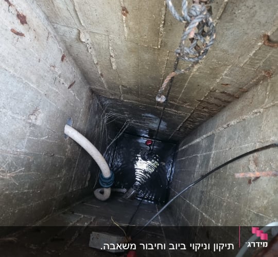 תמונה של צינור וביוב בתוך בור